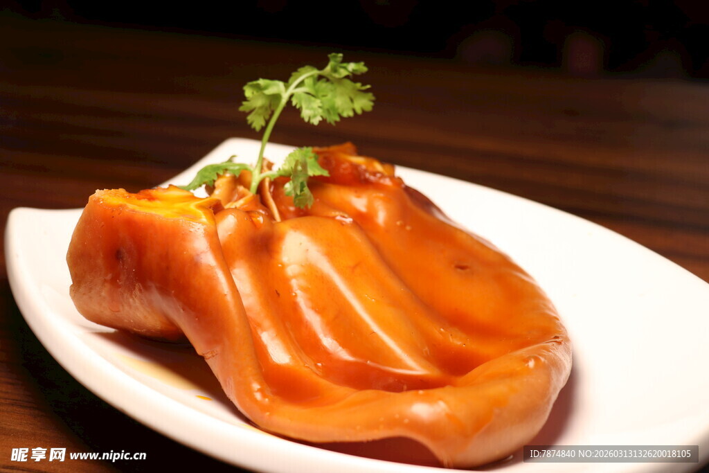 卤猪耳摆盘 清新点缀