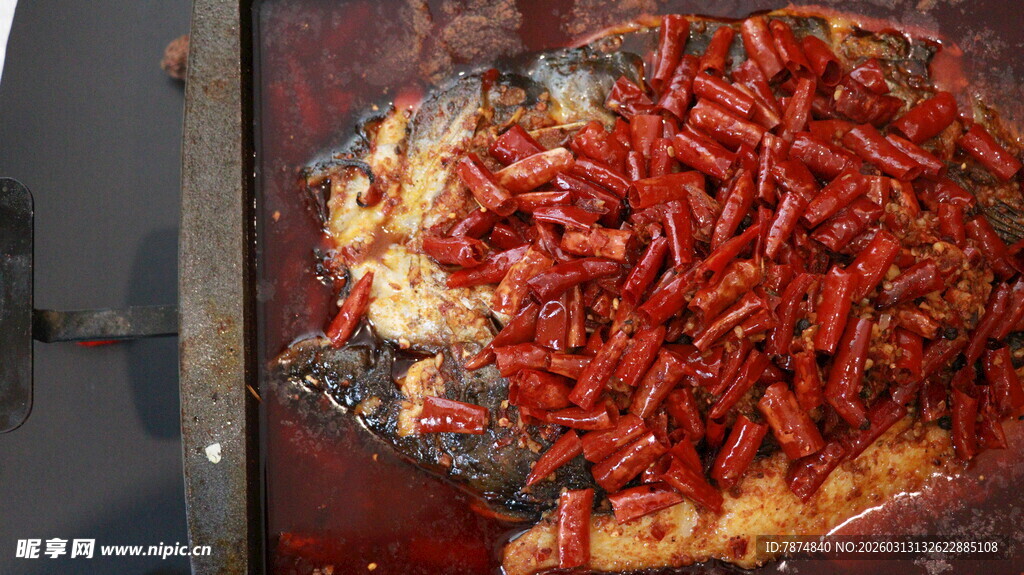 满满红辣椒覆盖的食物