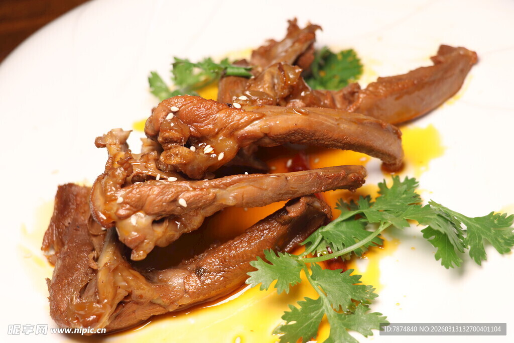 卤味鸭锁骨摆盘