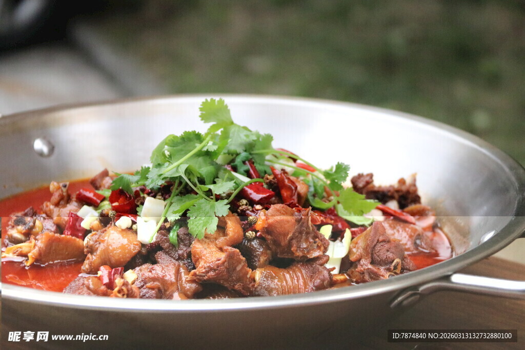 香辣美味的特色干锅菜肴