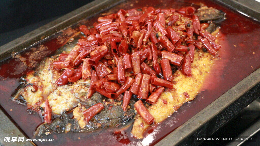 铁板上的鲜红辣椒碎