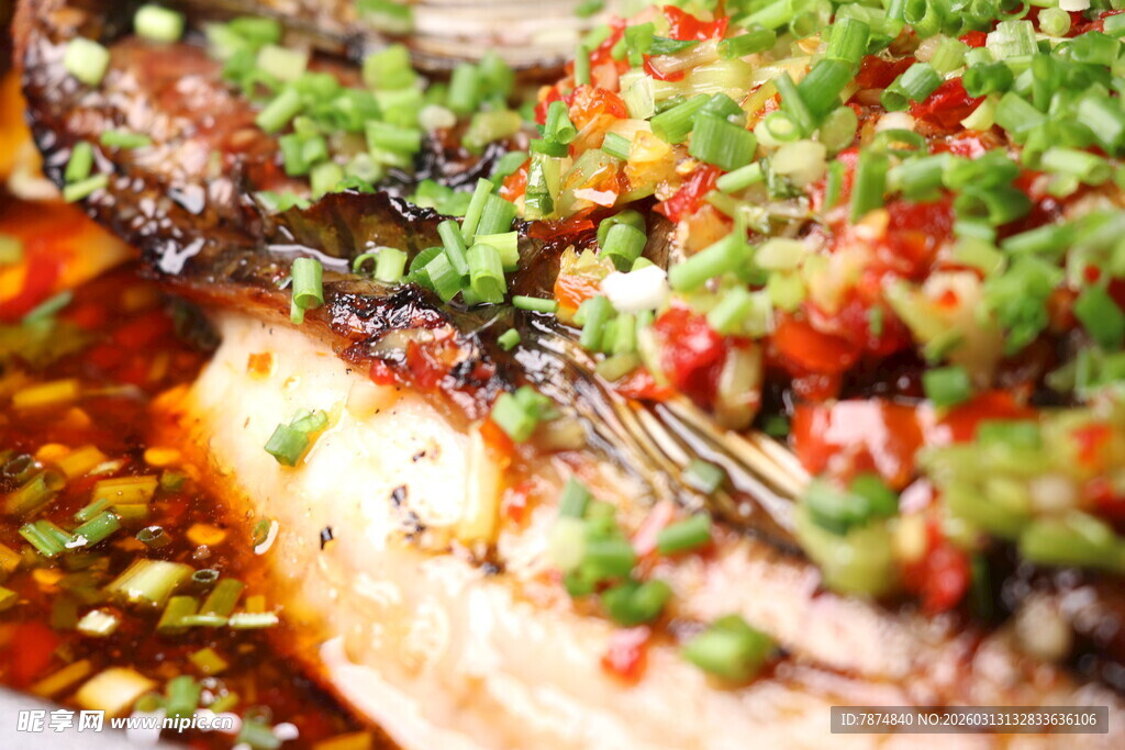 美味烤鱼搭配多彩调料