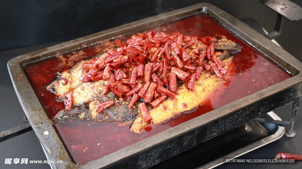 铁板上的美味辣椒炒物