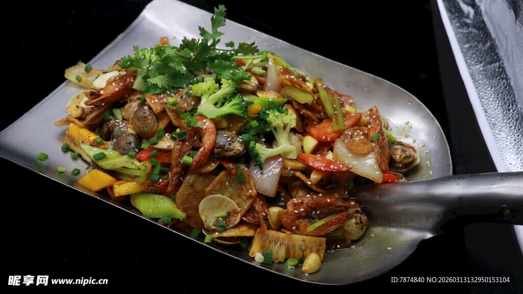 美味炒面配多样食材