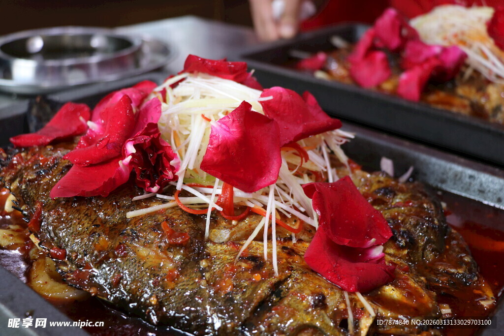 香辣烤鱼配鲜艳花朵点缀