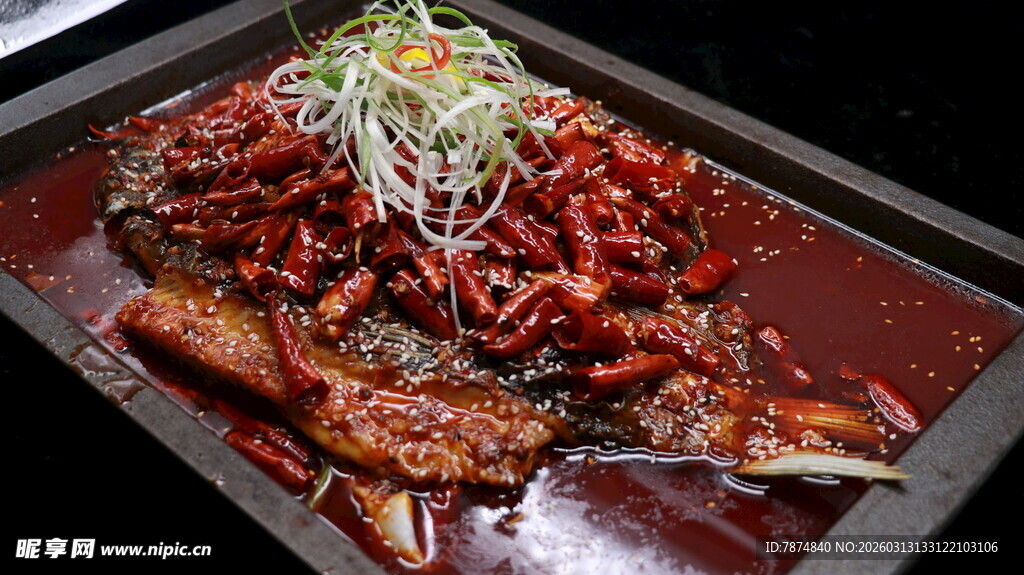 香辣烤鱼配清爽蔬菜