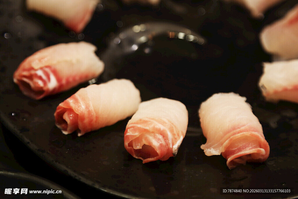 锅中煎制的美味培根卷