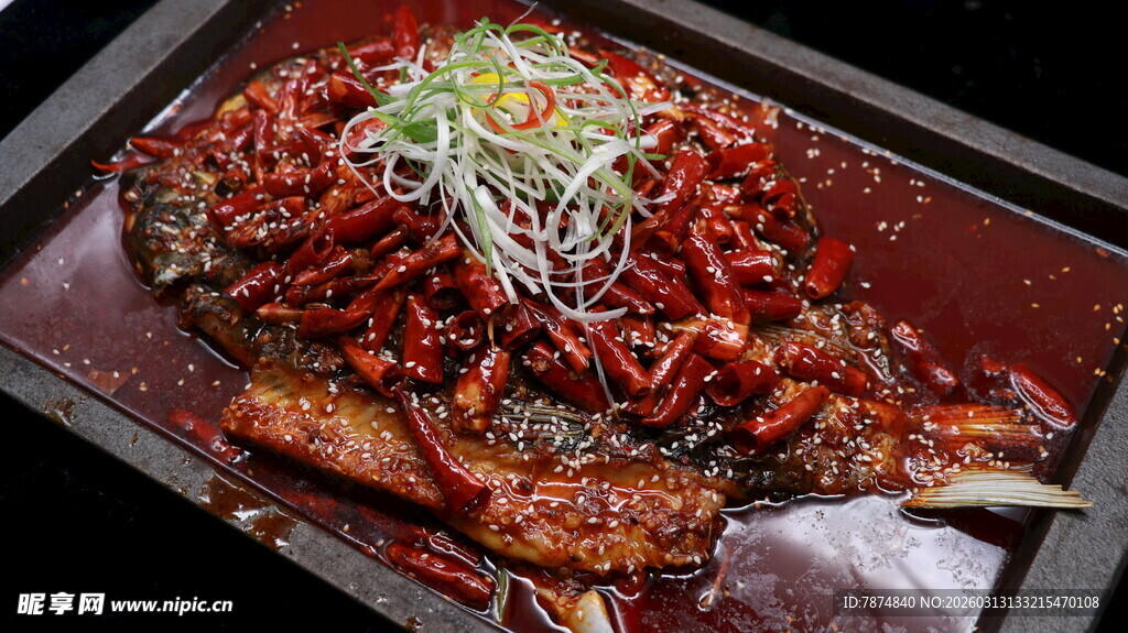 香辣烤鱼搭配丰富配菜