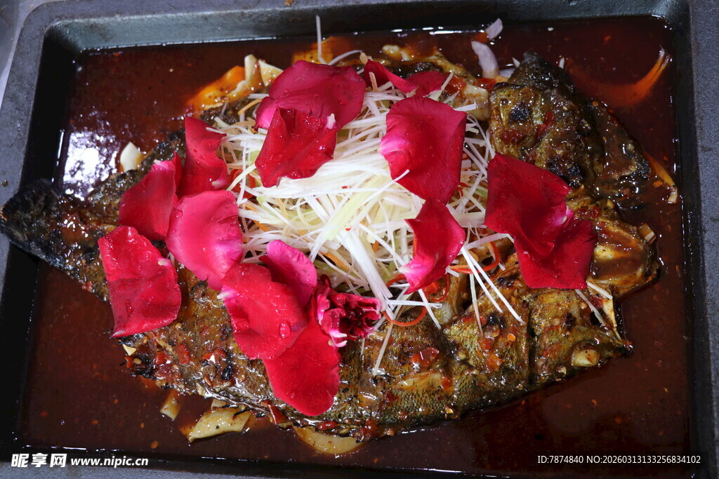 玫瑰点缀的美味菜肴