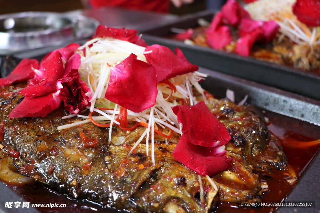 玫瑰装饰的美味烤鱼