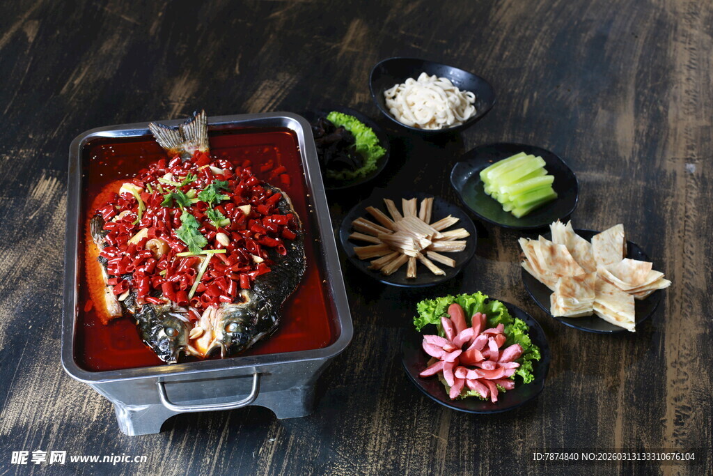 麻辣鲜香火锅与精致配菜