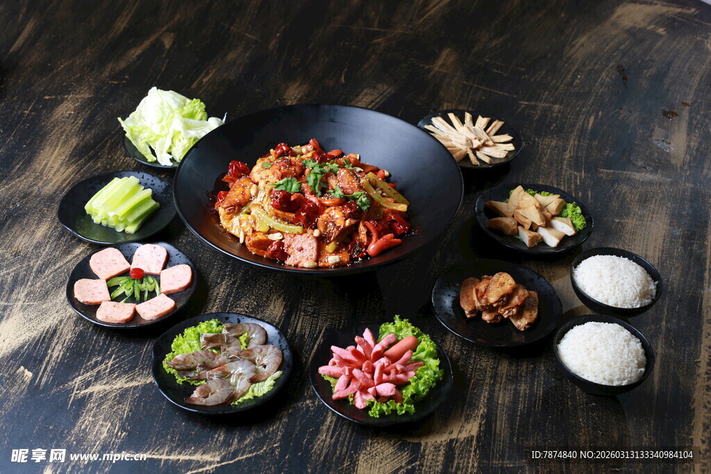 多样中式菜肴摆放在木桌