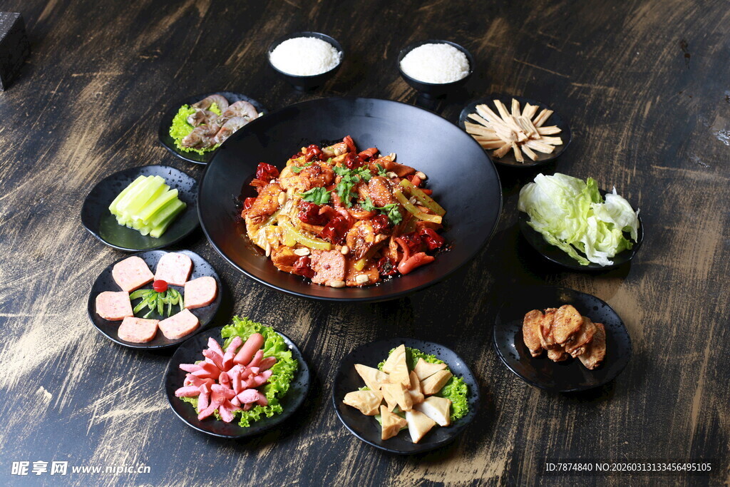 多样中式菜肴摆放在木桌