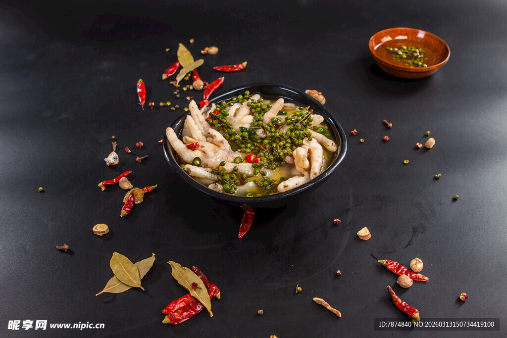 美味凉拌菜 佐料点缀其间