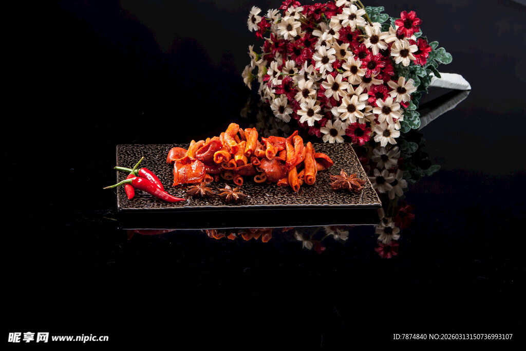 精致摆盘的诱人美食花卉