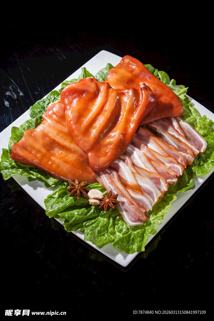 美味诱人的酱卤猪耳朵