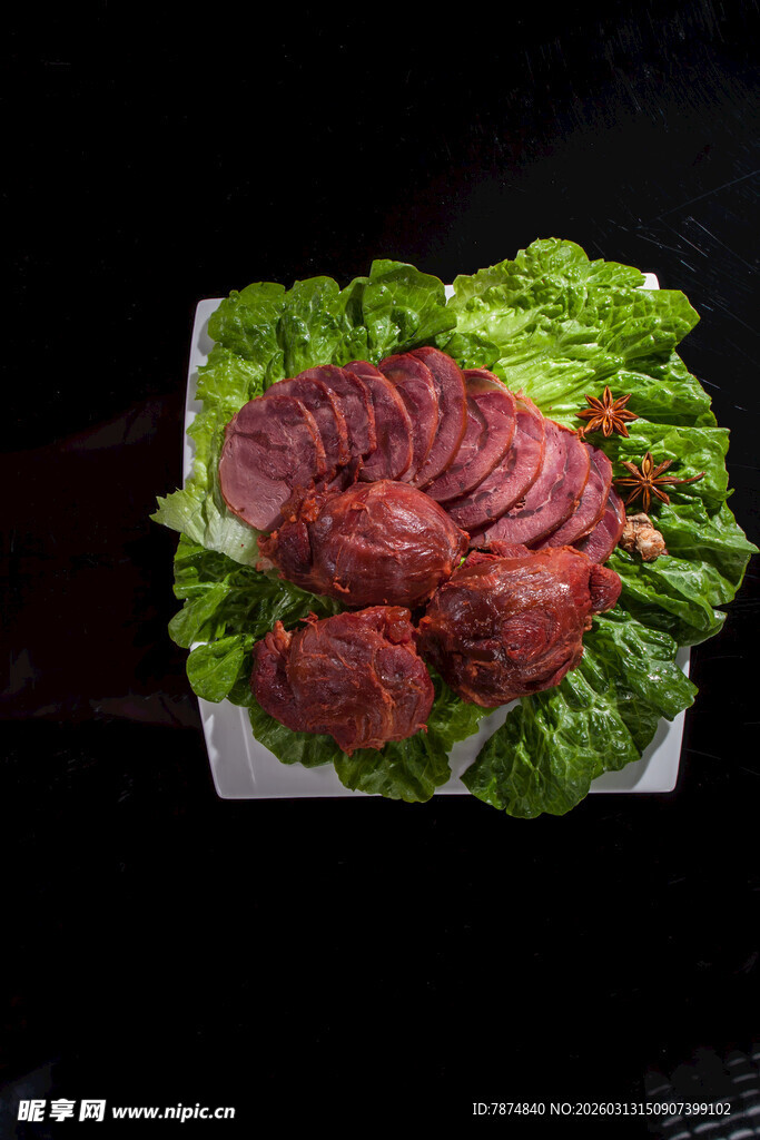 新鲜牛肉片配生菜摆盘