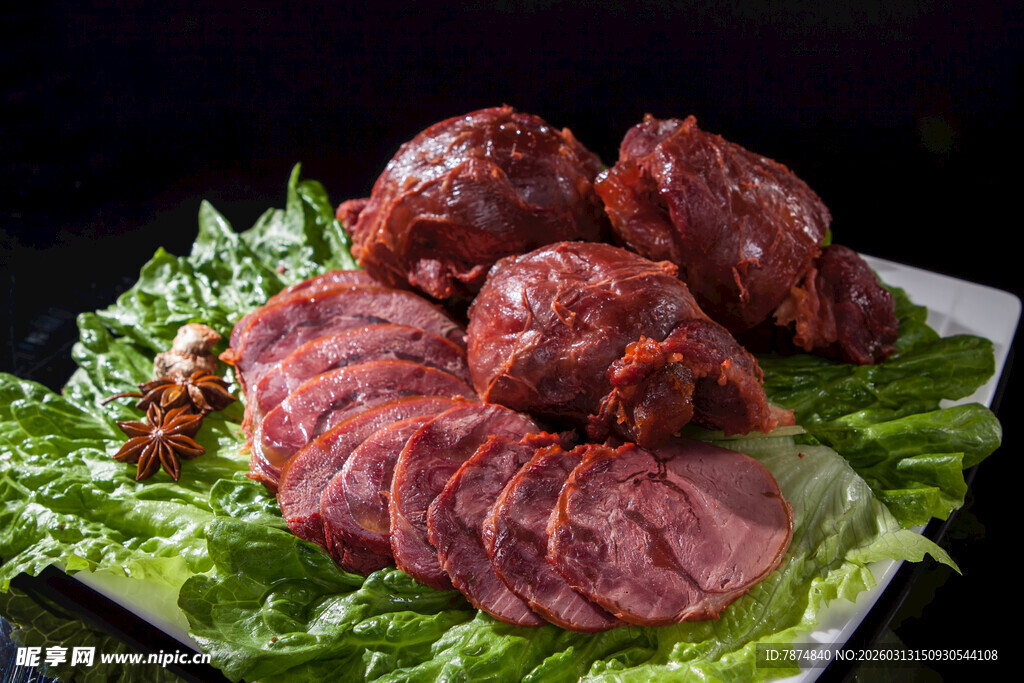 美味酱牛肉摆于生菜之上