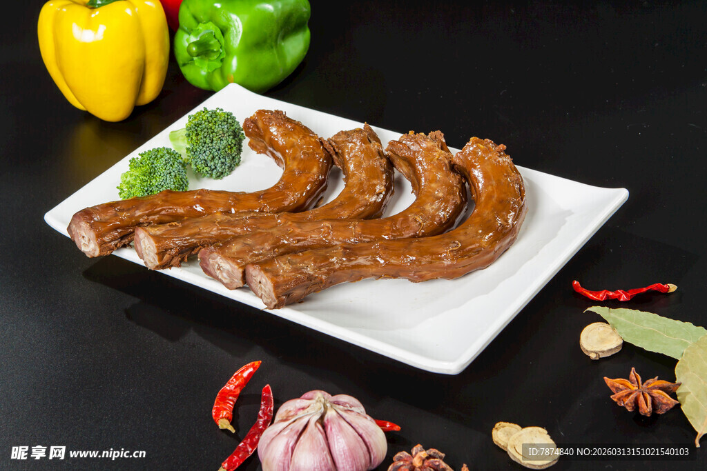 美味卤鸭脖摆放在盘中