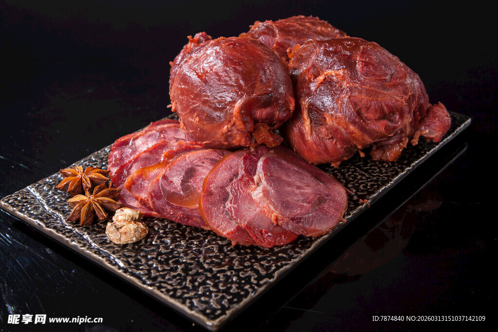 美味卤牛腱摆放在盘上