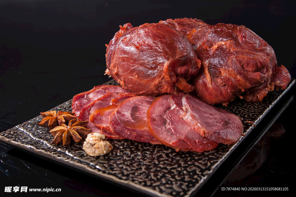 卤牛肉摆放在盘上带香料