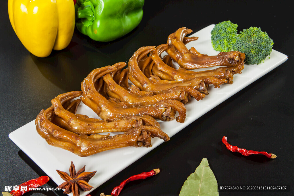 卤鸭掌摆盘 色泽诱人