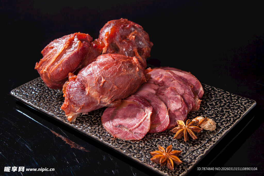 美味熏制肉类拼盘展示