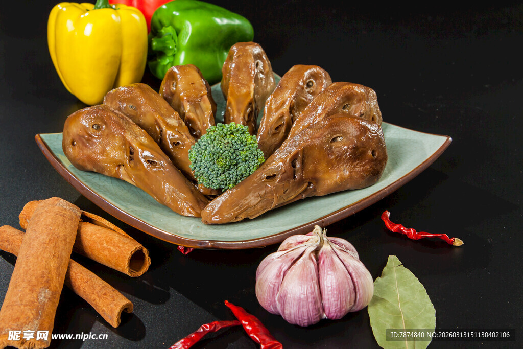 美味卤鸭头 香料相伴