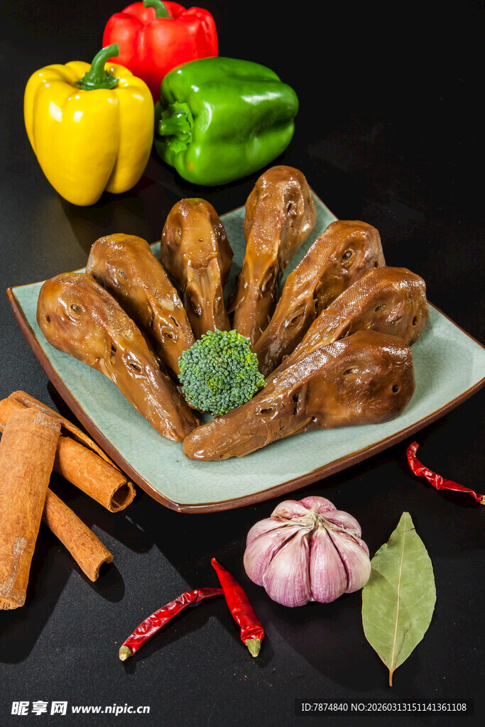 卤味鸭头 佐以多彩香料