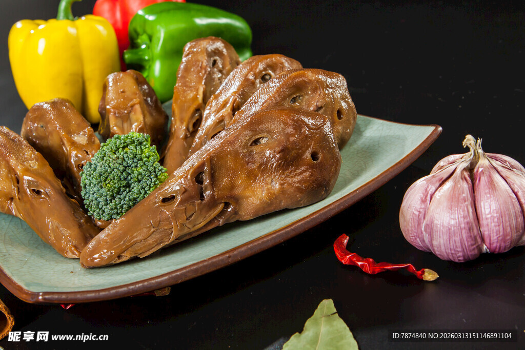 卤味鸭头配多彩蔬菜