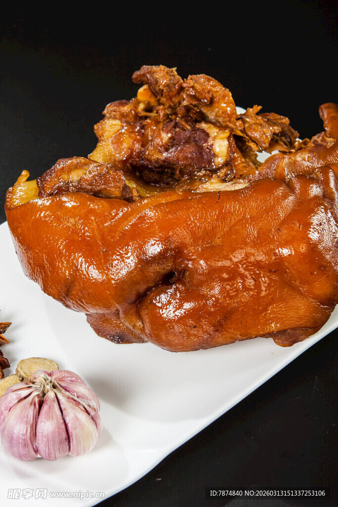 美味卤猪蹄配大蒜