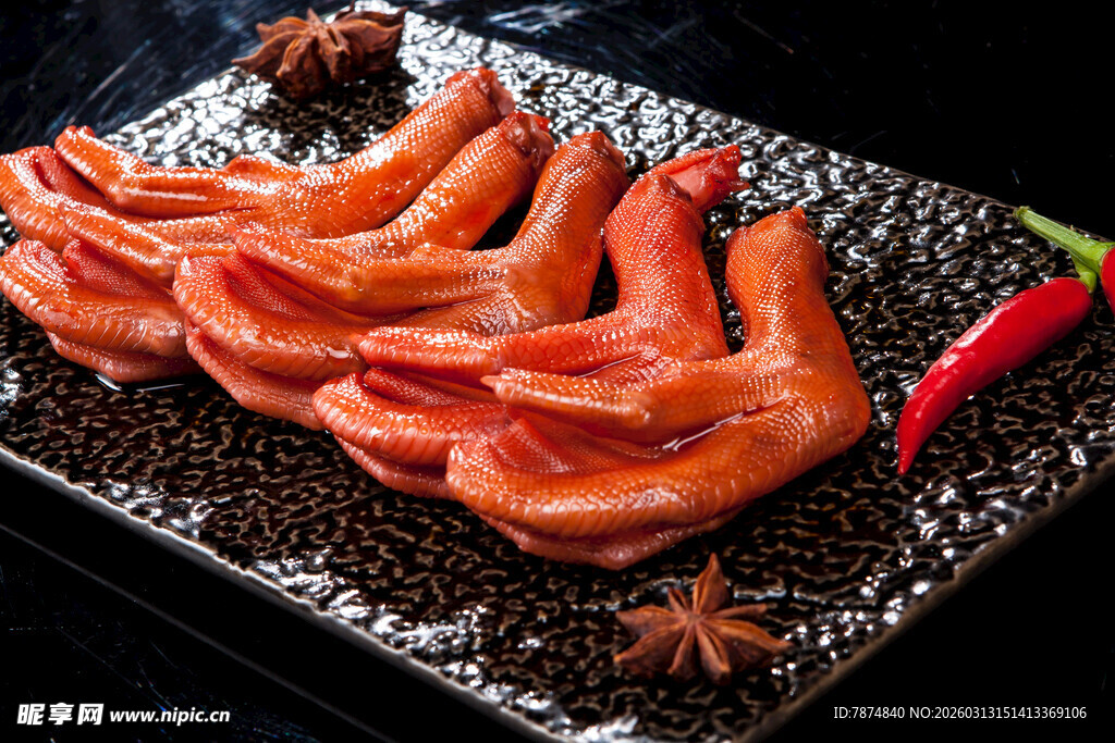 美味卤鸭掌 诱人香料相伴