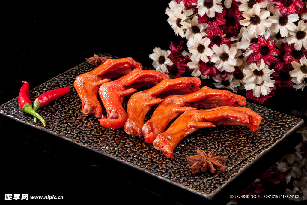 美味诱人的卤味鸭掌