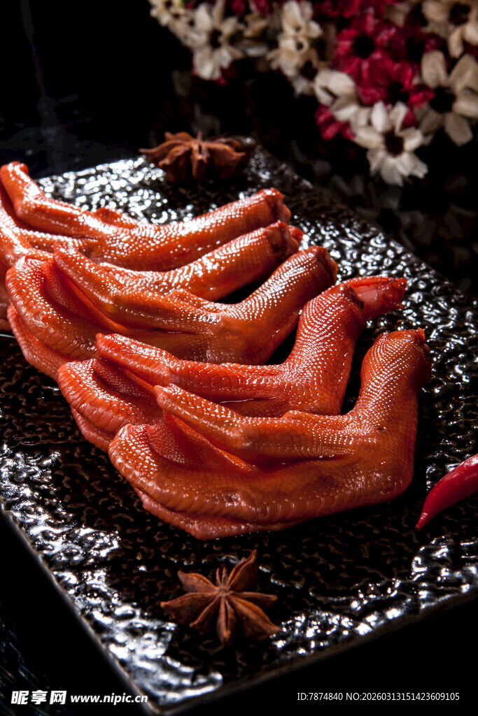 美味卤鸭掌摆放在盘上