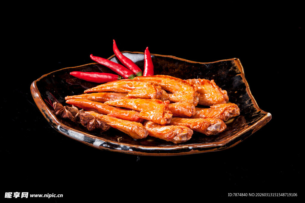 美味卤鸡爪 点缀红辣椒