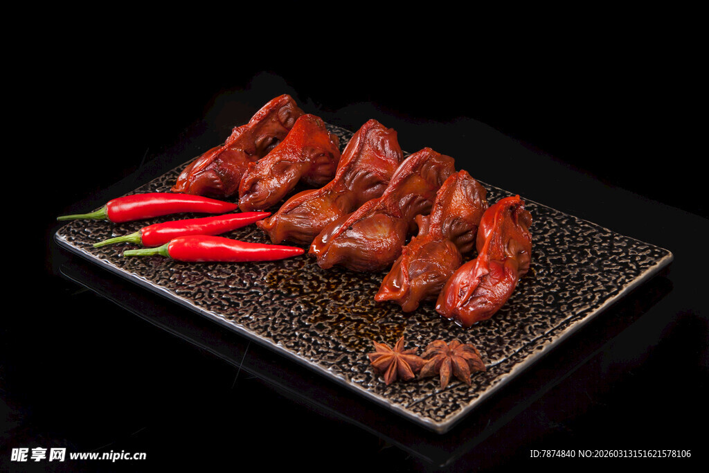 香辣诱人的卤味鸭货拼盘