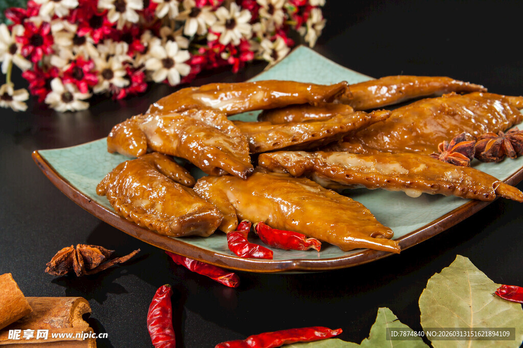 美味卤鸡翅摆放在盘中