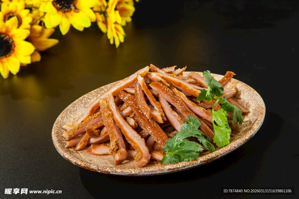 美味卤猪肚摆放在盘中