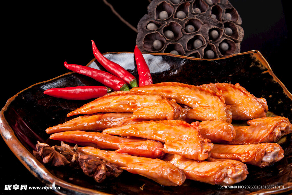 美味卤鸡翅尖 色泽诱人