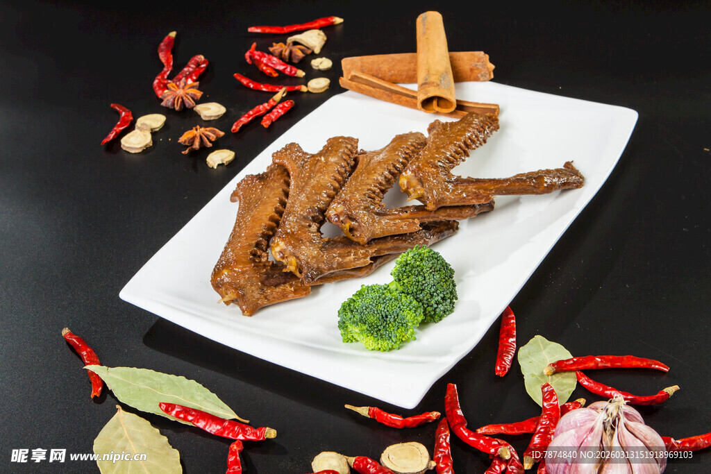 美味卤味鸭翅摆盘展示