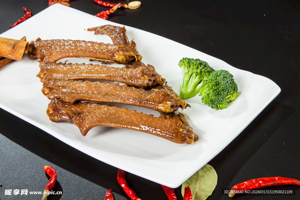 卤味鸭翅配西兰花