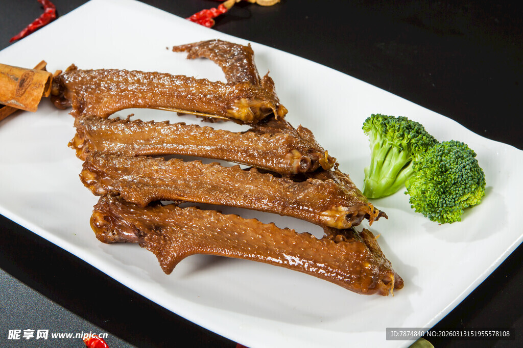 美味卤鸭翅 搭配清新西兰花