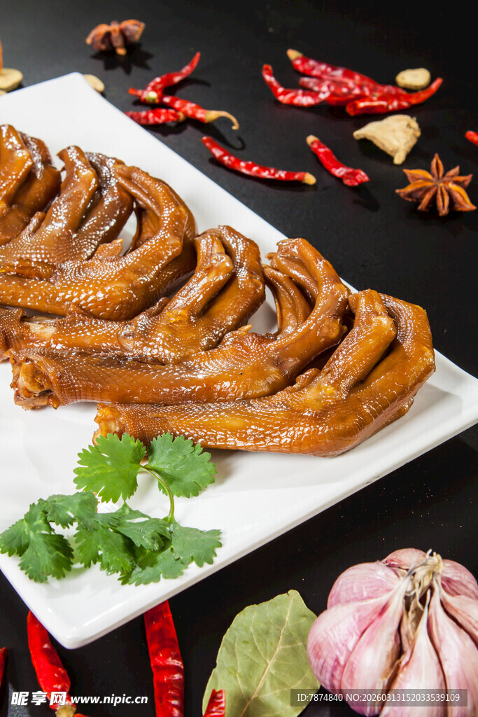 美味卤鸭掌 诱人香料相伴