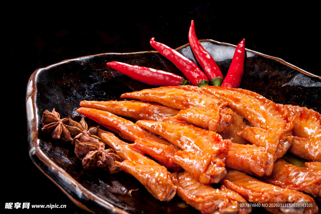 美味卤鸡爪 点缀红辣椒