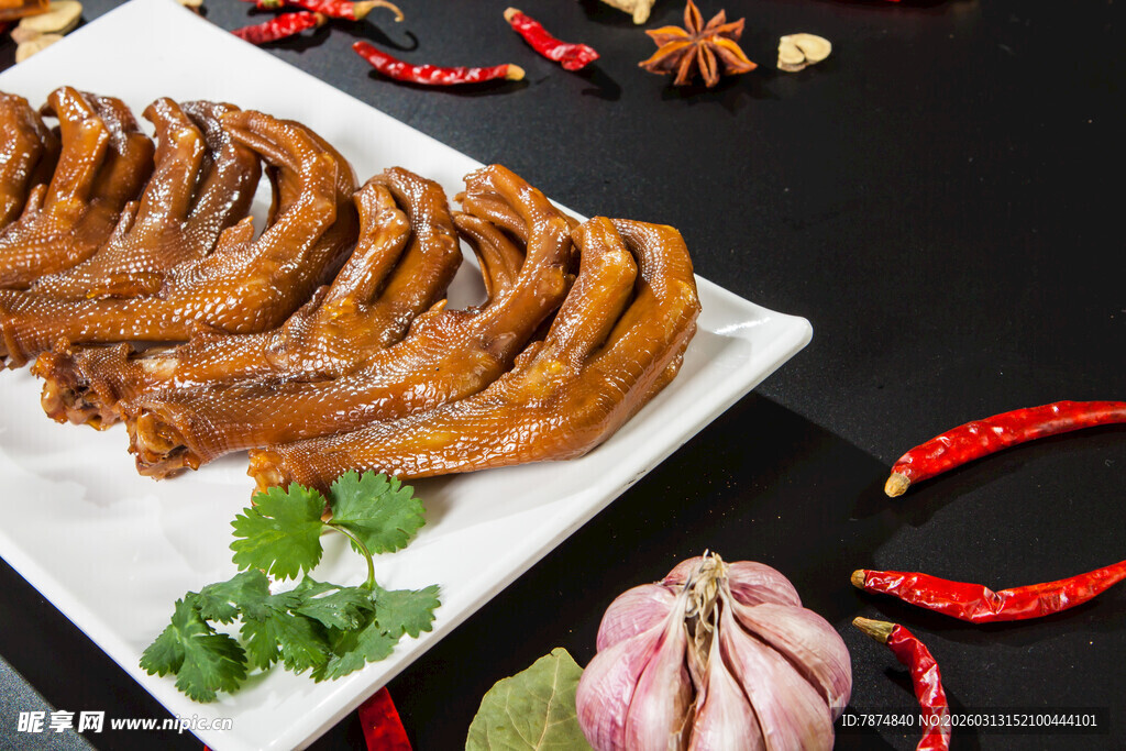 美味卤鸭掌 诱人食材相伴