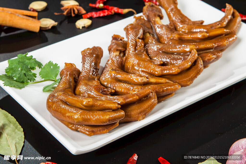 美味卤鸭掌摆放在盘中
