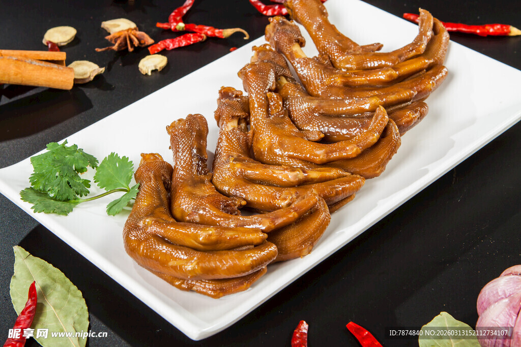 美味卤鸭掌摆于盘中