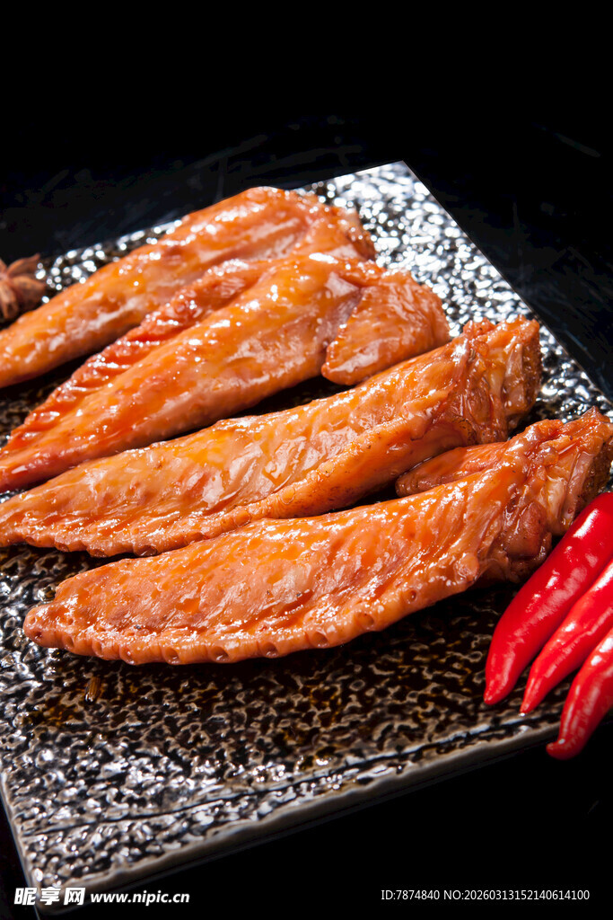 美味烤鸡翅配红辣椒