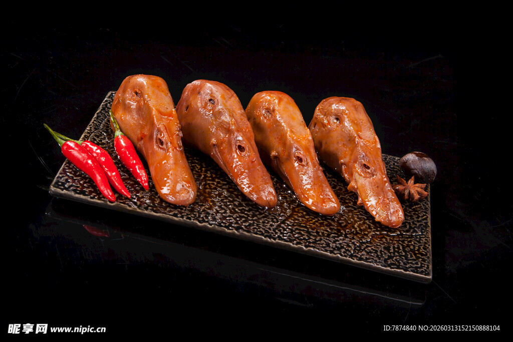 美味卤鸭头 诱人色泽