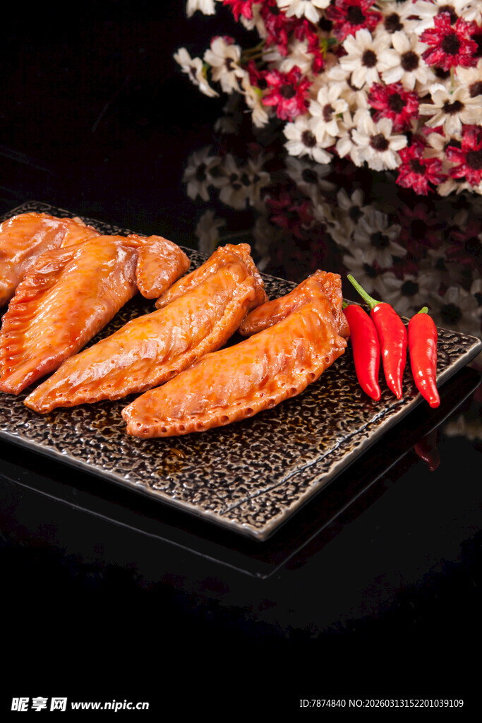 美味烤鸡翅摆于精致盘上